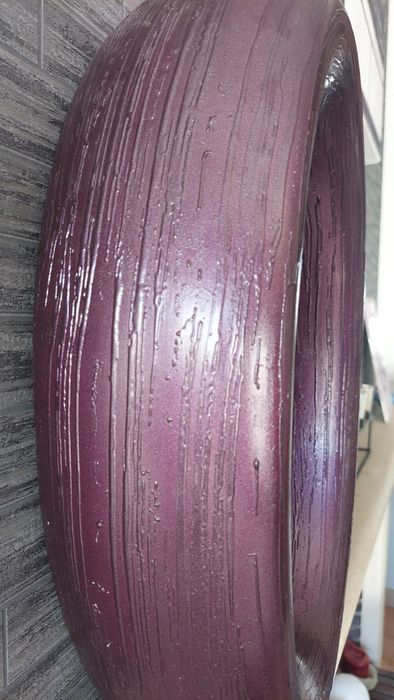 Vaso em cerâmica estilo moderno de cor roxa