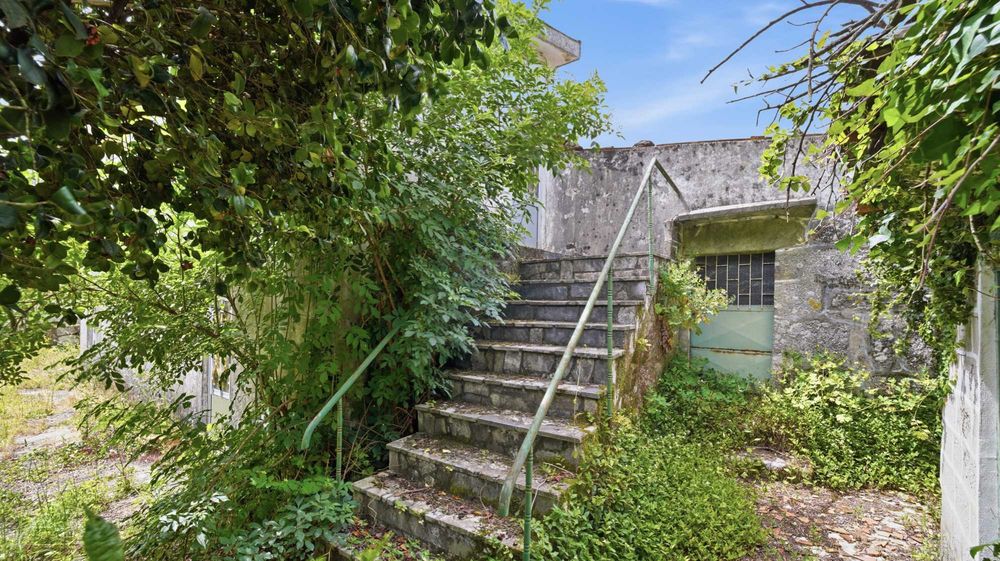 Duas casas em ruina com amplo terreno  todo murado.