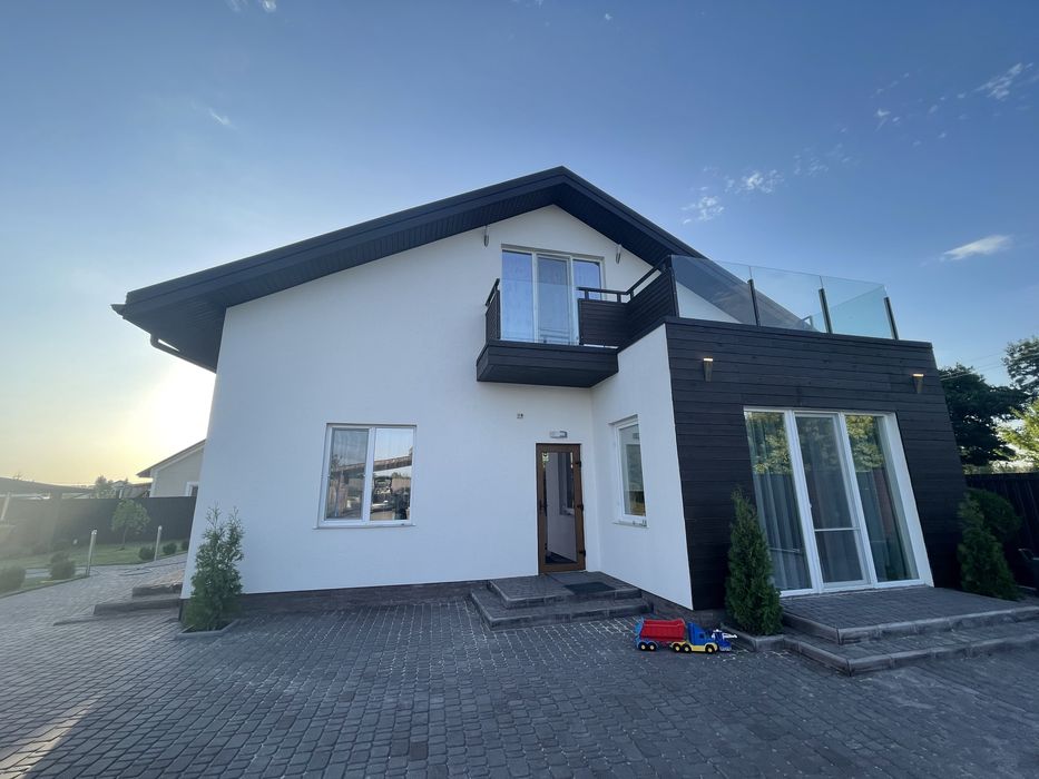 Гарний, Сучасний, добротний  будинок з басейном