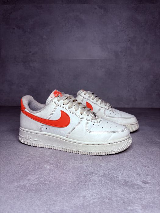 Nike air Force 1 ’07 – białe sneakersy Z pomarańczowym Swooshem