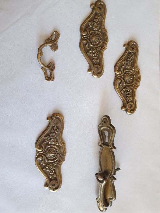 Ferragens para móveis antigos