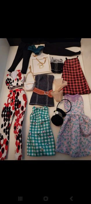 Lote de roupas e acessórios de Barbie (ver todas as fotos)
