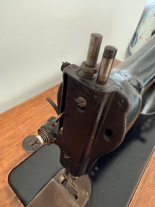 Máquina de Costura Singer Antiga a Pedal – A Funcionar – Mesa Original