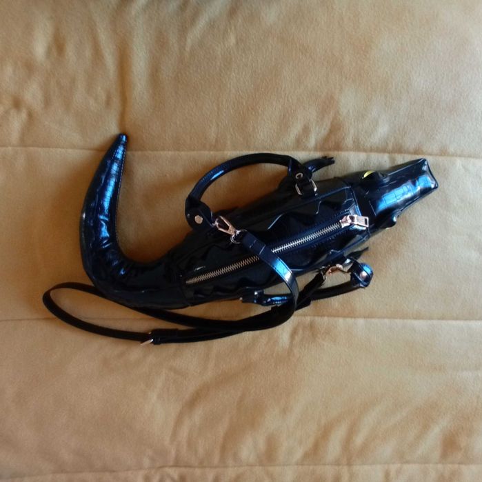 Bolsa preta em forma de crocodilo