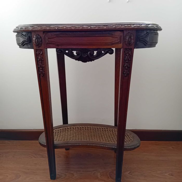 Mesa de apoio e candeeiro