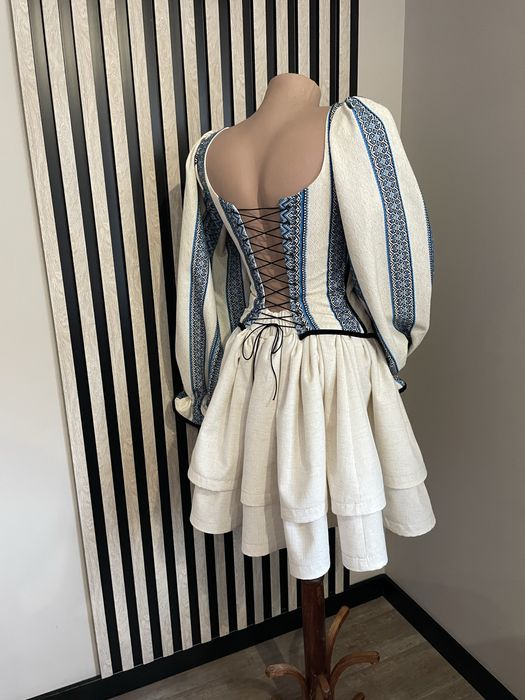 Костюм з вишивкою