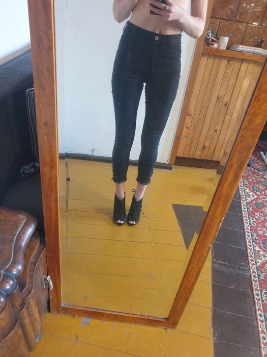 Czarne spodnie jeansowe, styl rockowy, rock'n'roll