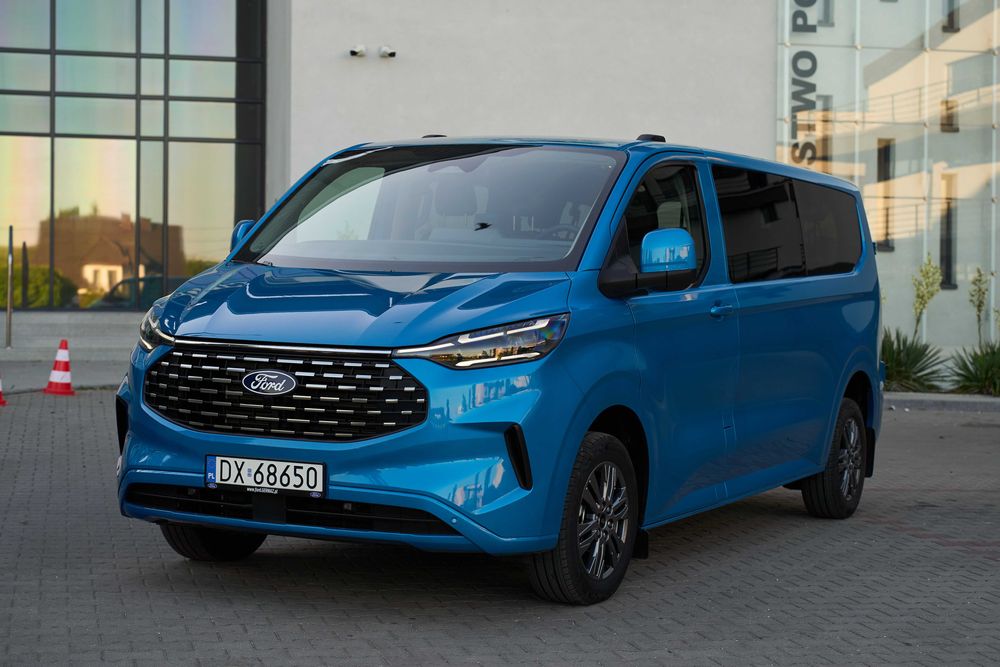 Wynajem busa 9 osobowgo Ford Transit 2025 Kombi