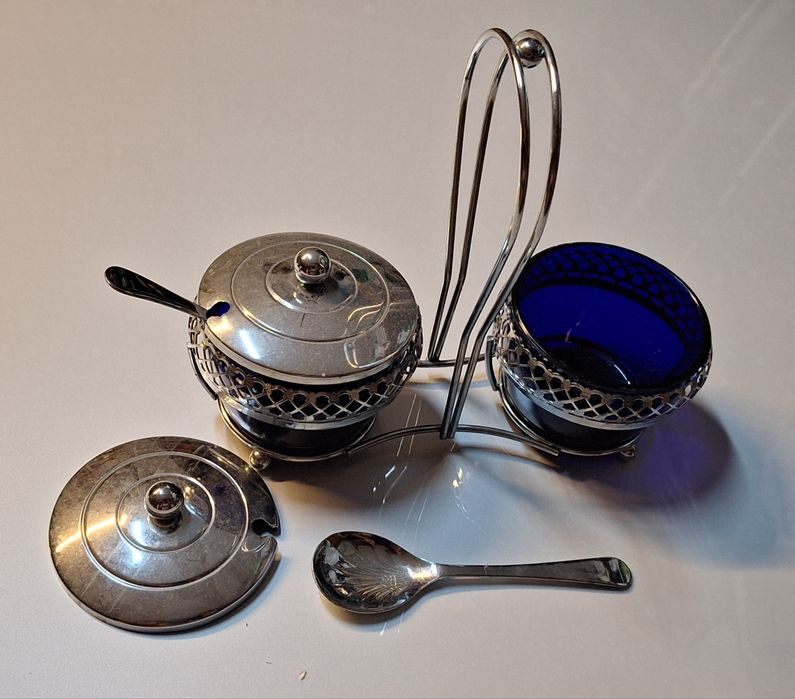 Molheira antiga em metal e vidro fosco