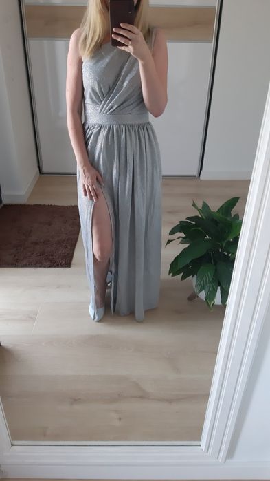 Loola EVITA srebrna - Brokatowa suknia z wyciętym dekoltem
ROZMIAR: M