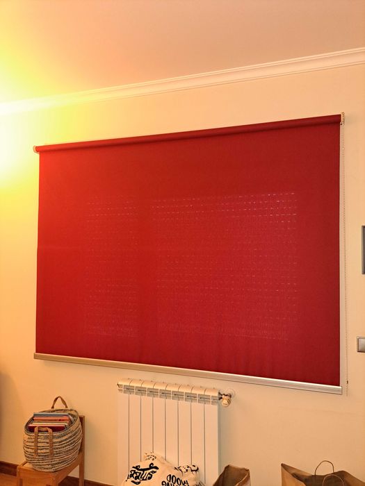 2 cortinados de rolo.