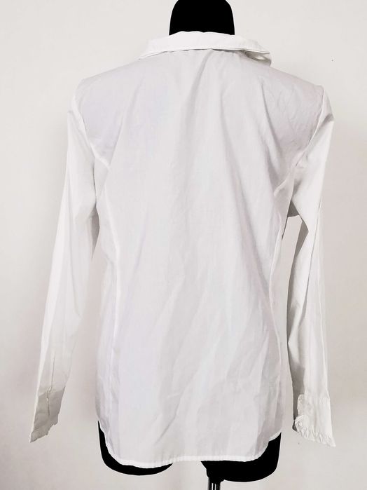Biała koszula z ozdobnym kołnierzem