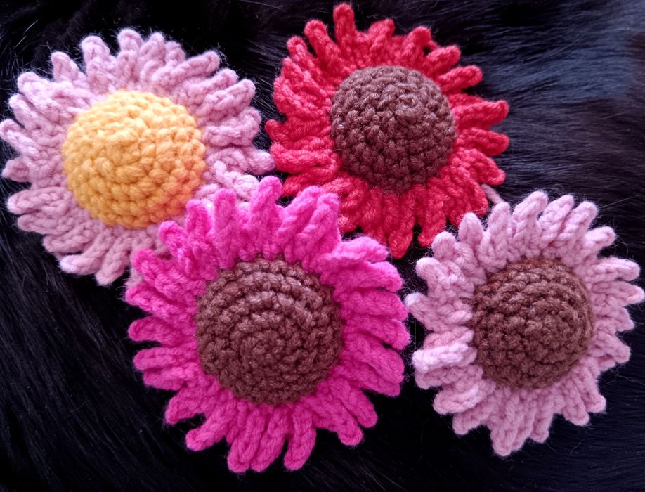 Kwiatek na szydełku, brelok, rękodzieło, handmade