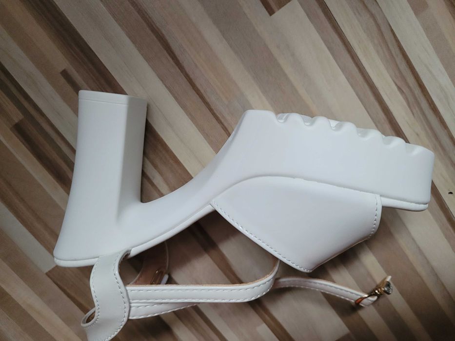 Białe Sandały 35