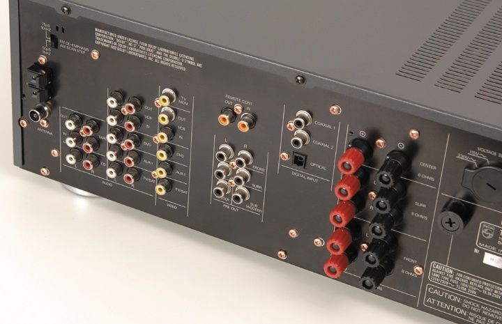 Receiver home cinema com 125 watts por canal.