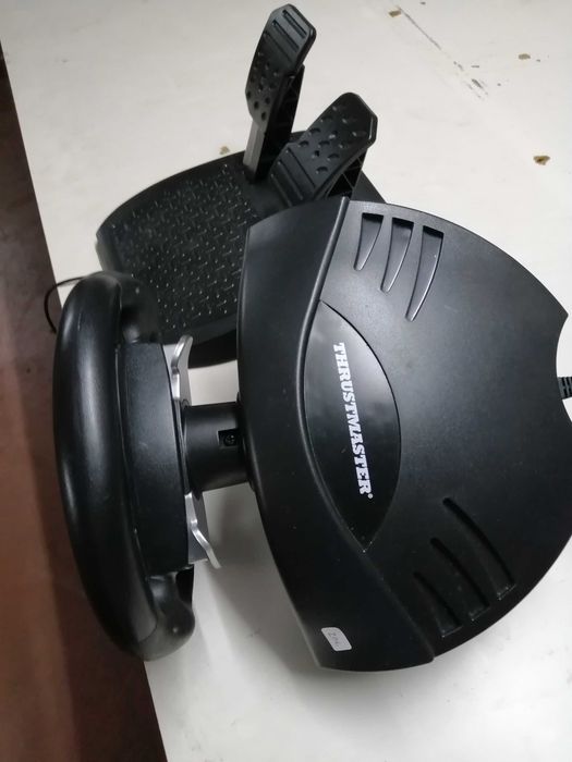 Volante + pedais Jogo PC THRUSMASTER da FERRARI