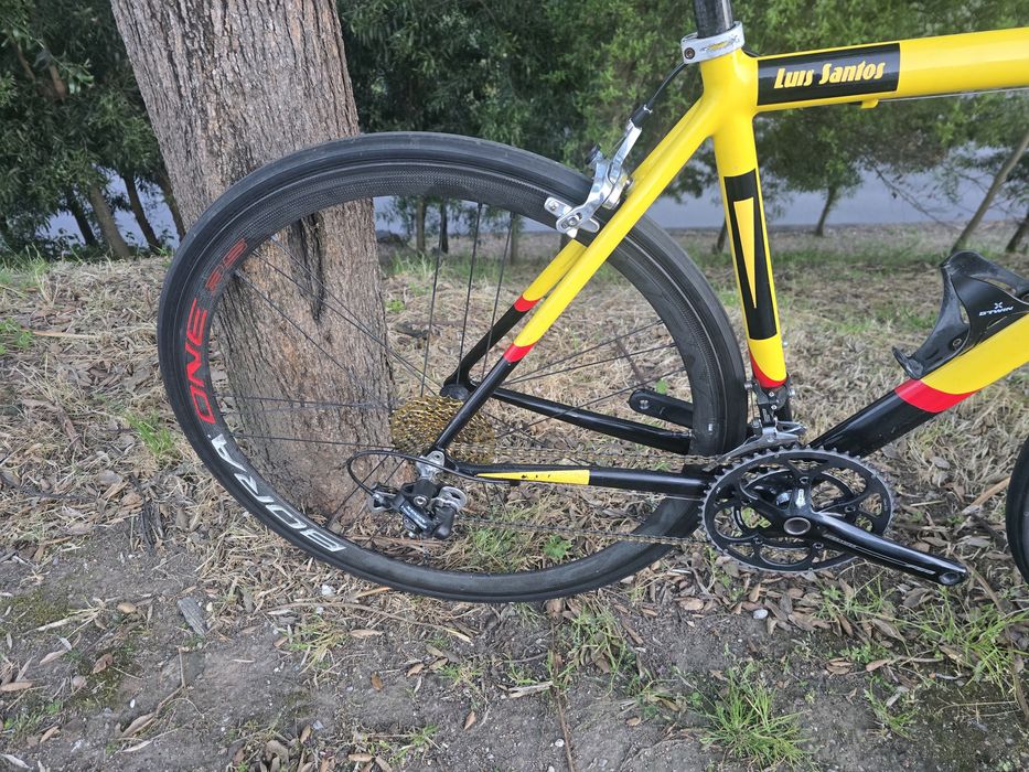 Bicicleta de estrada com rodas carbono