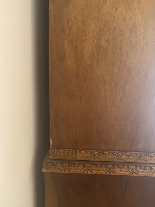 Vitrine clássica em Mogno Maciço com aparador - De grande qualidade