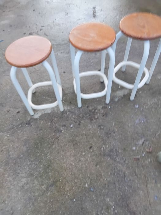 Bancos em ferro com tampo em madeira maciça precoindividual