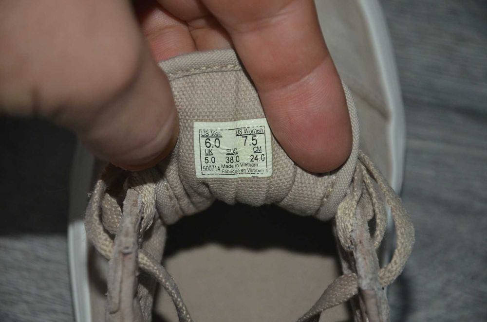 Продам кросівки замша Фірма VANS .