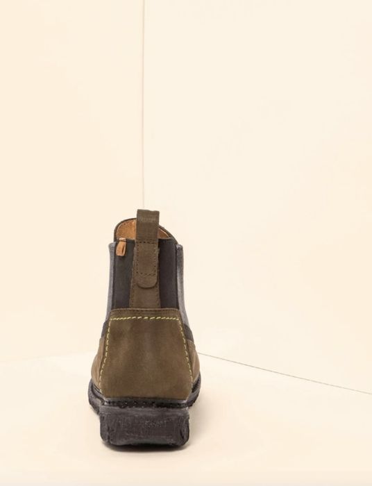 Botas em pele cor verde