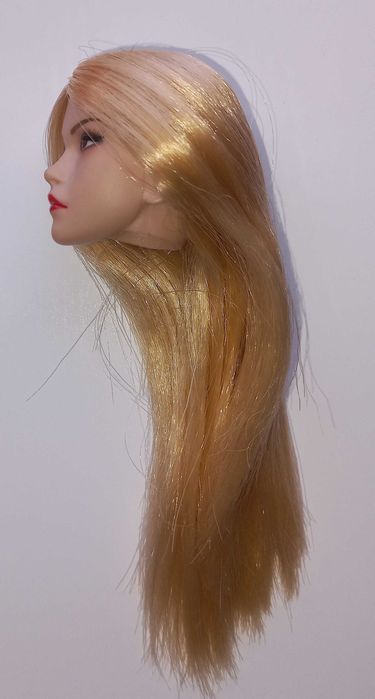 Głowa lalki z blond włosami