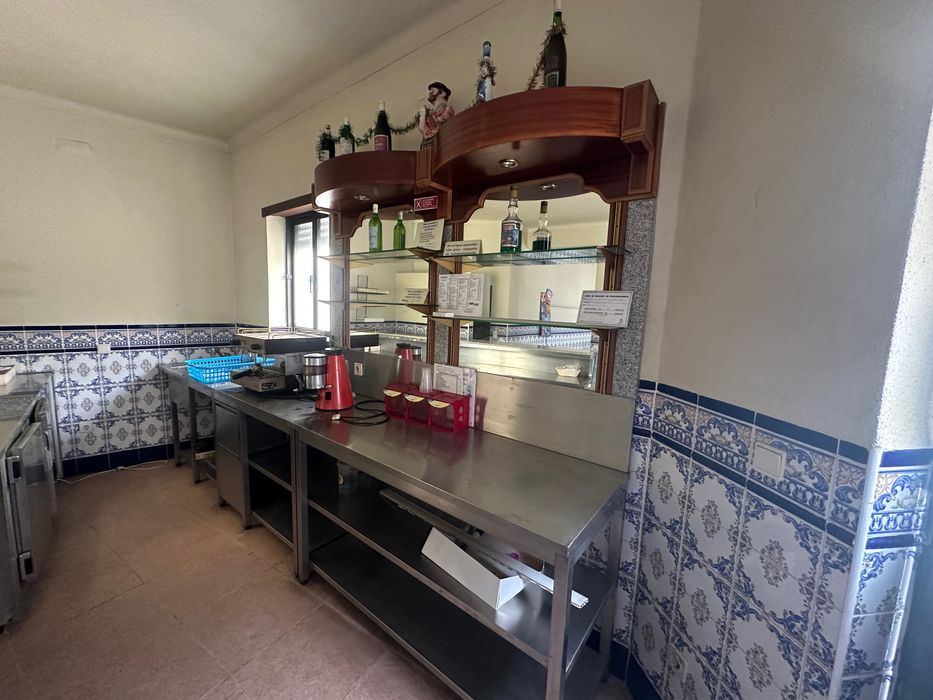Balcão de café prateleiras e bancada em inox
