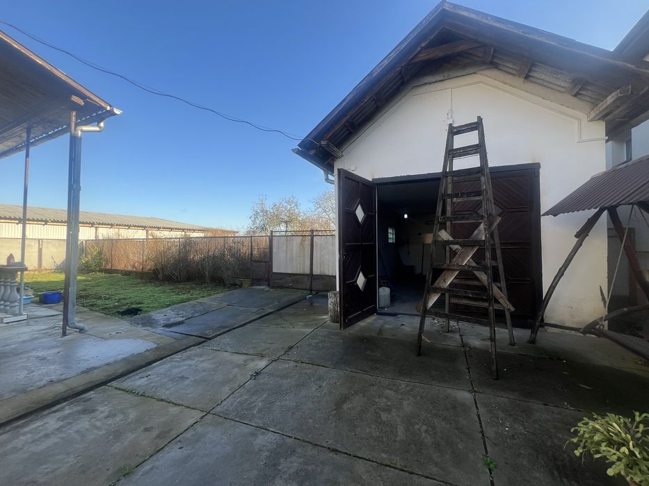 Продаж будинку з магазином у ценрі с. Фанчіково