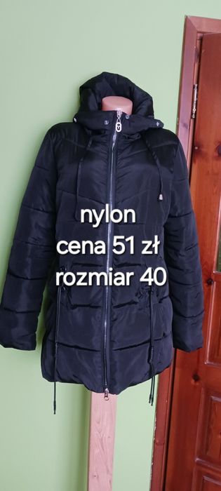 Czarna błyszcząca pikowana kurtka z kapturem rozm40