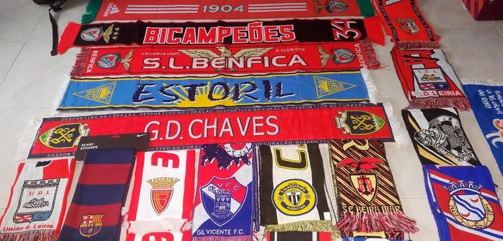 variados cachecois de varios clubes