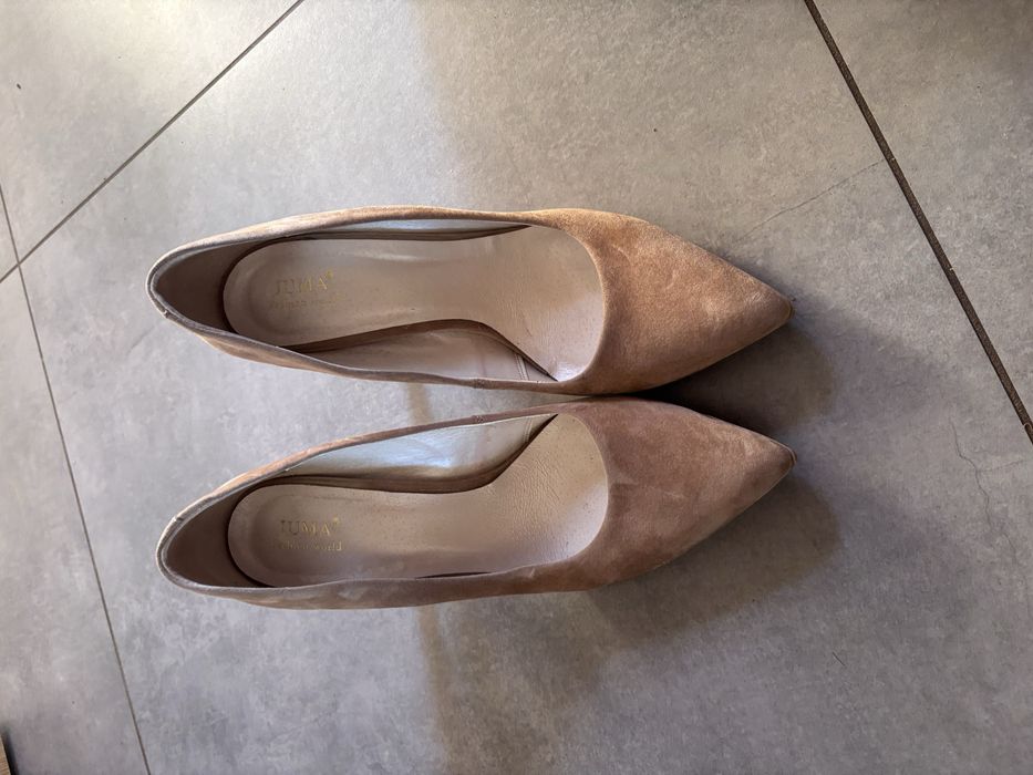 Beżowe buty na szpilce