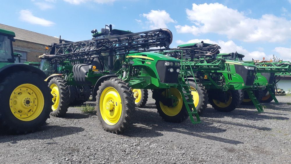 Ұйықтап жатқан жіңішке жас әйелмен нәзік секс