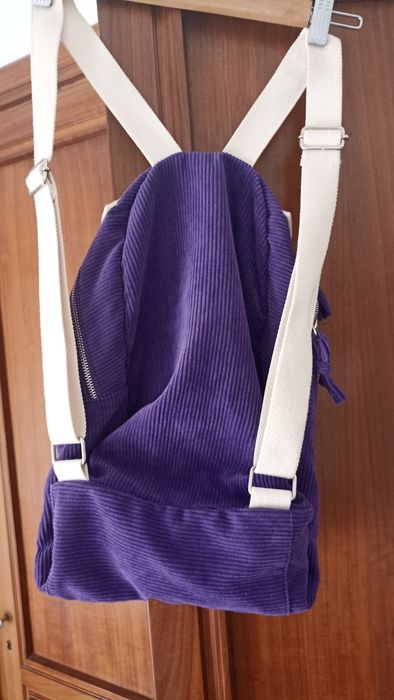 Pequena mochila  roxa em veludo