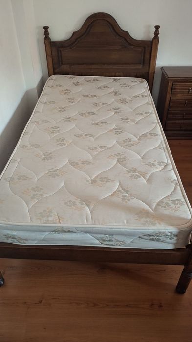 Cama de solteiro com colchão e mesa de cabeceira