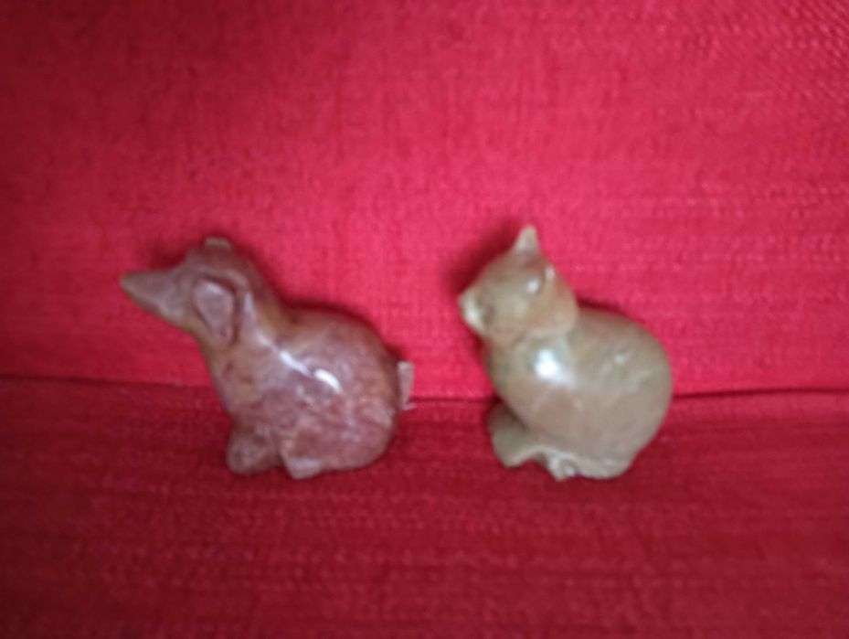 Conjunto cão + gato esculpidos em pedra mármore 7x6cm