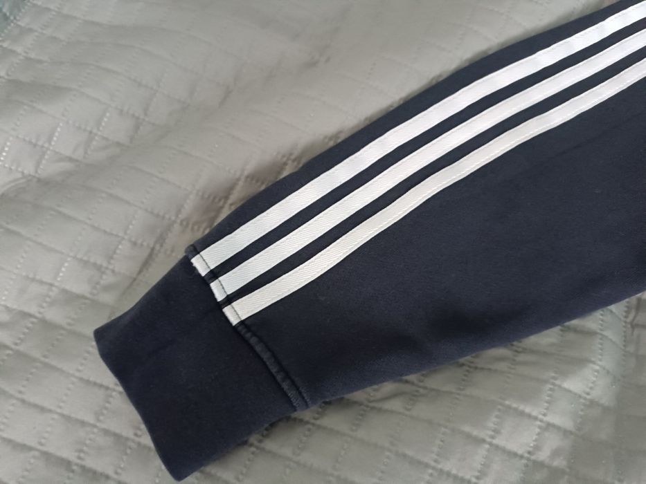 Grafitowa bluza z kapturem Adidas