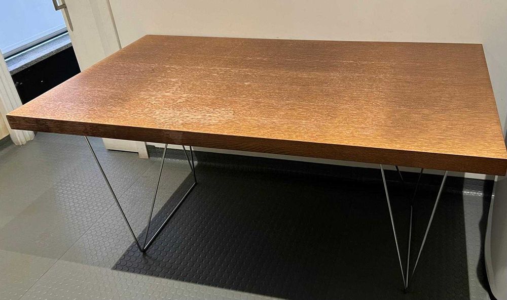 Mesa secretária com pés metálicos estilizados