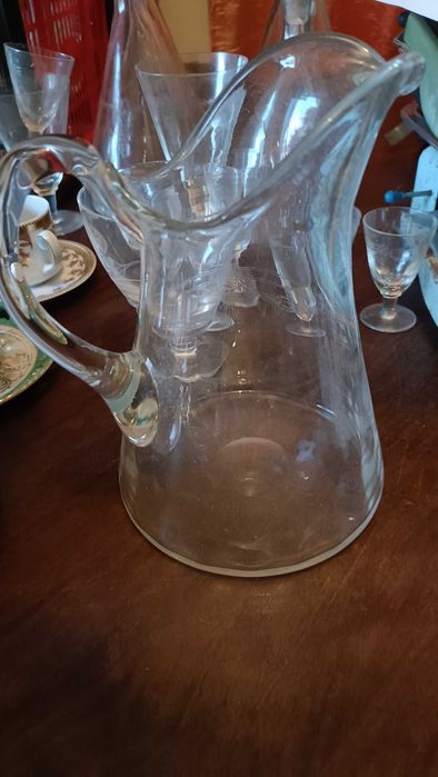 Copos de cristal e chávenas de café e chá de coleção