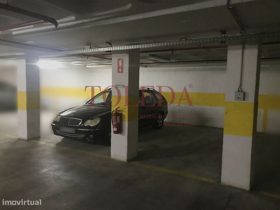 Parqueamento com 26m2 próximo do Aeroporto