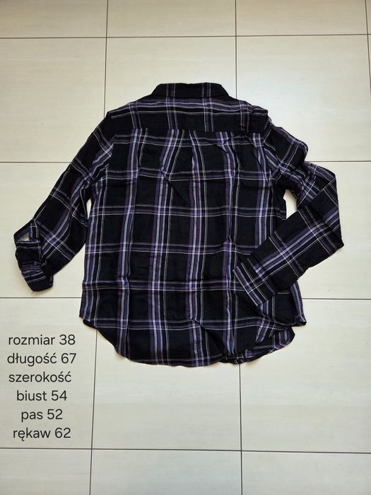 Koszula w kratę.