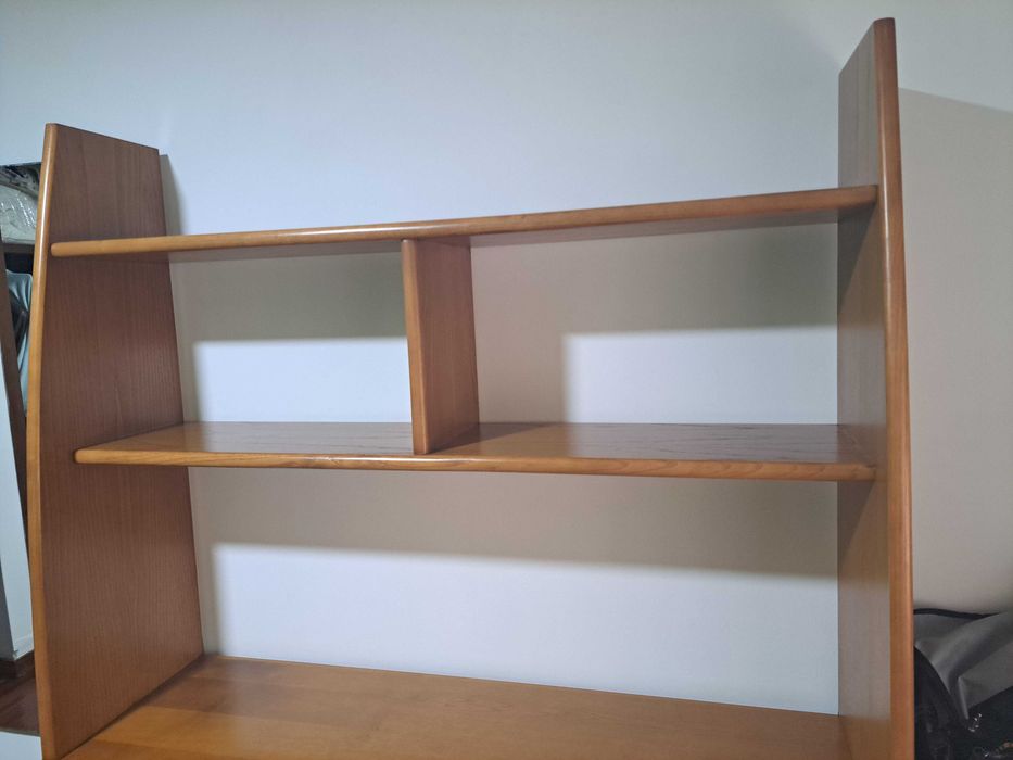 Móvel de quarto com cadeira e mesa