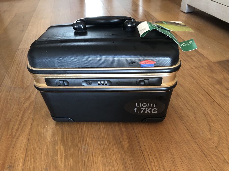 Necessaire Benetton novo