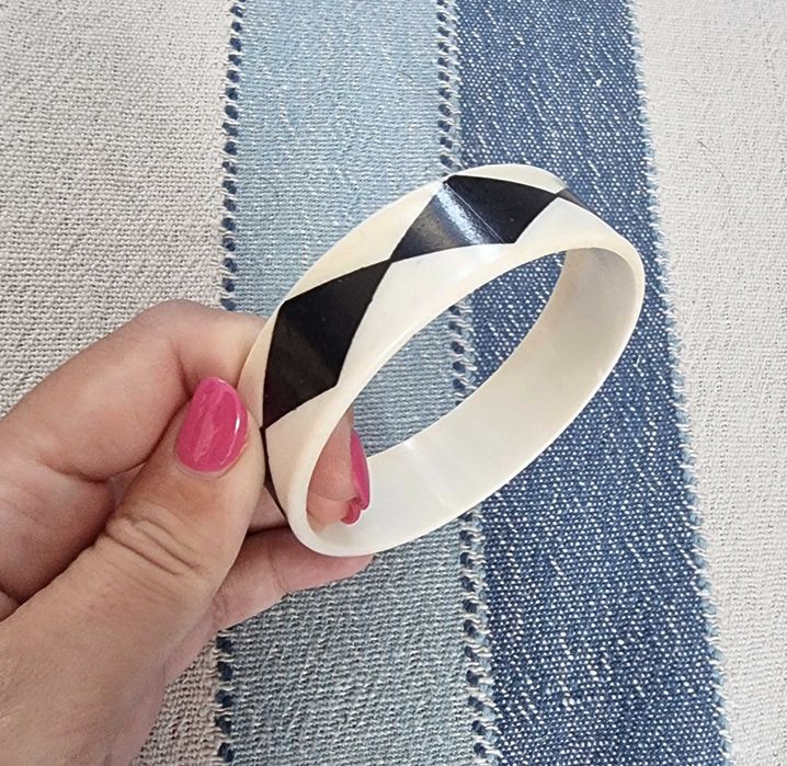 Pulseira branca/ bege e preta