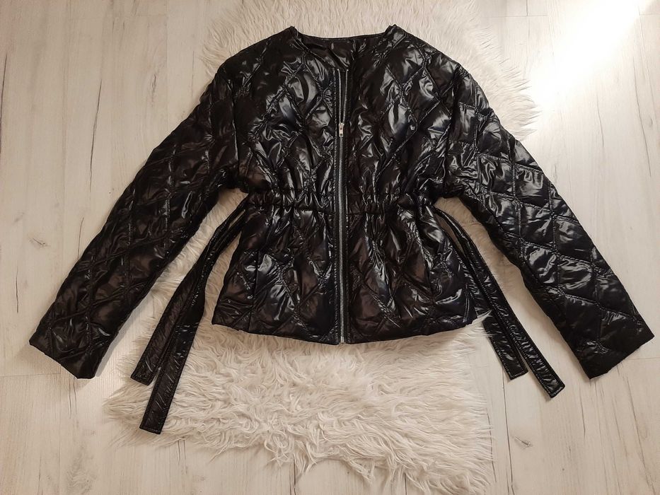 Piękna czarna pikowana lakierowana kurtka ściąga w pasie L 40