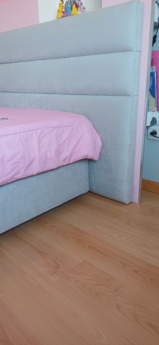 Cama composta por cabeceira e sommier