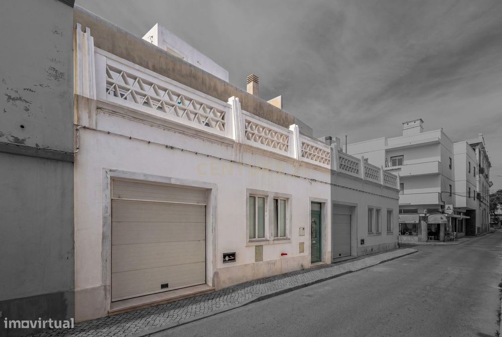 Moradia Moderna  T2 no Centro de Olhão com Terraço e Garagem.