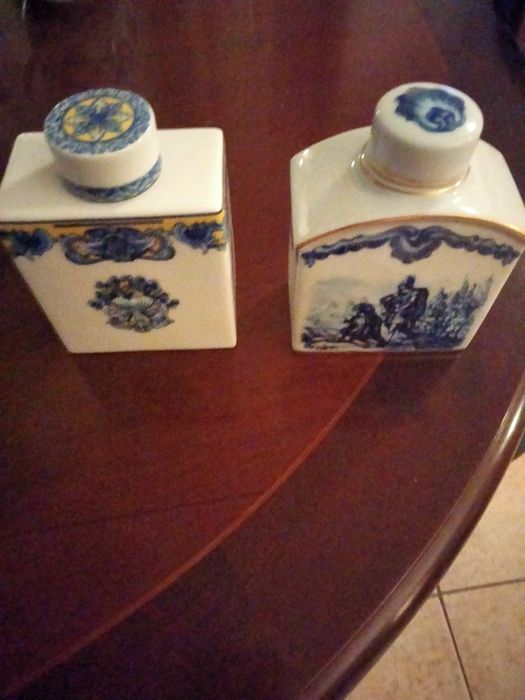 Vendo 2 frascos imitação Vista Alegre