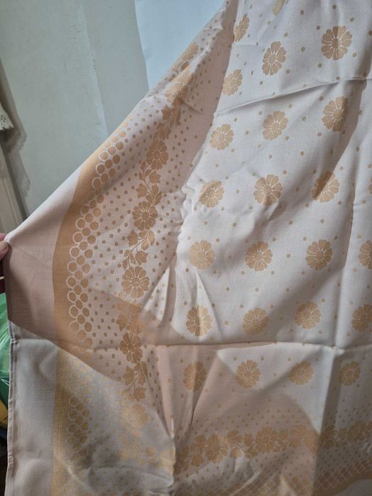 Obrus w kolorach beżu