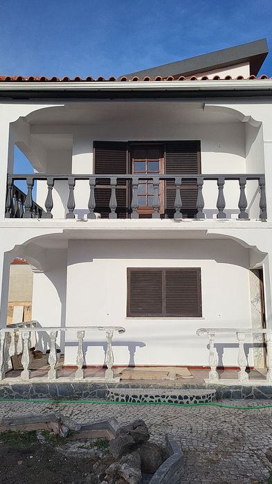 Faco pinturas interiores e exteriores.