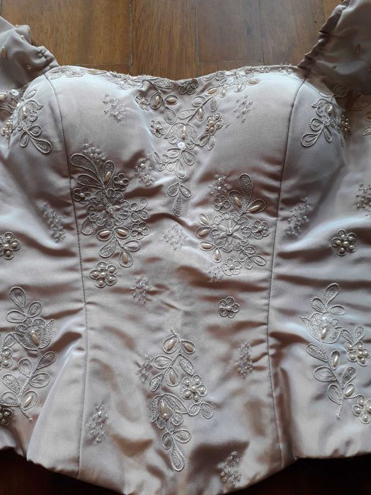 Vestido de noiva rosa, estilo princesa
